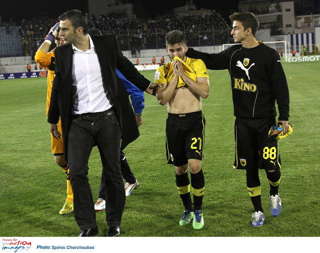 Συγκλονιστικές εικόνες από το γήπεδο του Περιστερίου - Οι παίχτες της ΑΕΚ λύγισαν...έκλαιγαν σαν μικρά παιδιά [photos] - Φωτογραφία 4