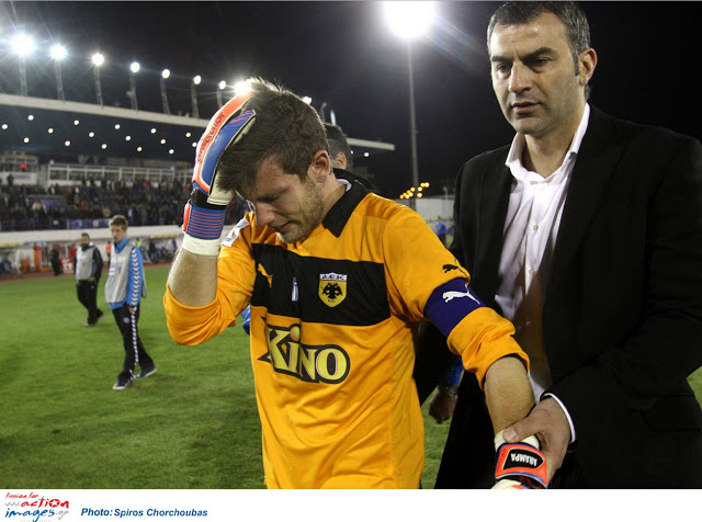 Συγκλονιστικές εικόνες από το γήπεδο του Περιστερίου - Οι παίχτες της ΑΕΚ λύγισαν...έκλαιγαν σαν μικρά παιδιά [photos] - Φωτογραφία 5