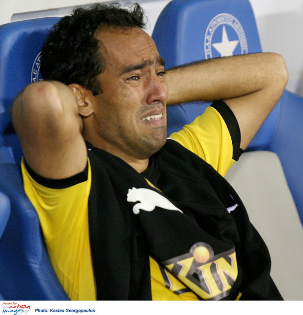 Συγκλονιστικές εικόνες από το γήπεδο του Περιστερίου - Οι παίχτες της ΑΕΚ λύγισαν...έκλαιγαν σαν μικρά παιδιά [photos] - Φωτογραφία 6