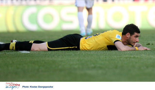 Συγκλονιστικές εικόνες από το γήπεδο του Περιστερίου - Οι παίχτες της ΑΕΚ λύγισαν...έκλαιγαν σαν μικρά παιδιά [photos] - Φωτογραφία 8