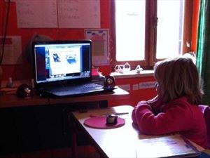 Ένα θρανίο: Το συγκινητικό βίντεο για τη μοναδική μαθήτρια της Γαύδου - Φωτογραφία 1