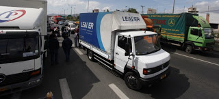 Xάος στην Εθνική Οδό - Με δυσκολία η κυκλοφορία των οχημάτων - Ανετράπη φορτηγό - Φωτογραφία 1