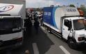 Xάος στην Εθνική Οδό - Με δυσκολία η κυκλοφορία των οχημάτων - Ανετράπη φορτηγό