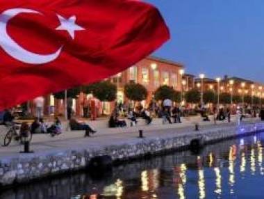Πήγαν να σηκώσουν τουρκική σημαία στον Φλοίσβο - Φωτογραφία 1
