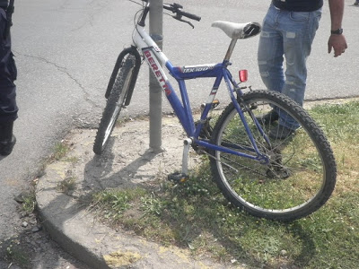 Αγρίνιο: I.X παρέσυρε δίκυκλο και ποδήλατο - Φωτογραφία 2