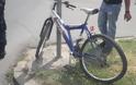 Αγρίνιο: I.X παρέσυρε δίκυκλο και ποδήλατο - Φωτογραφία 2