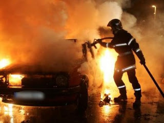 Αυτοκίνητο τυλίχτηκε στις φλόγες στον Περισσό - Φωτογραφία 1