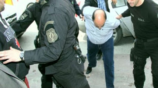Αμετανόητοι οι επιστάτες της Μανωλάδας - Έφτυσαν τους δημοσιογράφους - Δείτε video - Φωτογραφία 1