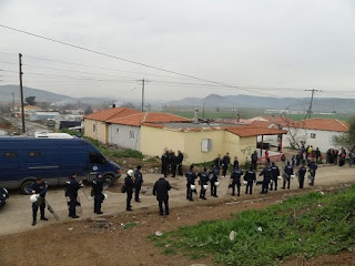 Πυρί Θηβών: Πόσους παράνομους βρήκαν οι αστυνομικοί στον καταυλισμό; - Φωτογραφία 1