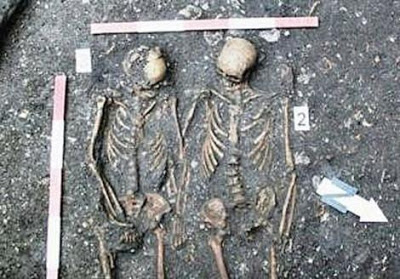 Ενας αιώνιος έρωτας: Ζευγάρι κρατιέται χέρι-χέρι εδώ και 1.500 χρόνια - Φωτογραφία 2