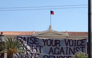 Αντιεξουσιαστές κατέβασαν την ελληνική σημαία στα Προπύλαια - Φωτογραφία 1