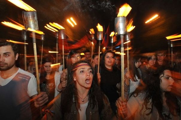 98η επέτειος της Γενοκτονίας των Αρμενίων: πορεία χιλιάδων νέων ανθρώπων χθες το βράδυ προς το μνημείο της γενοκτονίας στο Ερεβάν - Φωτογραφία 2
