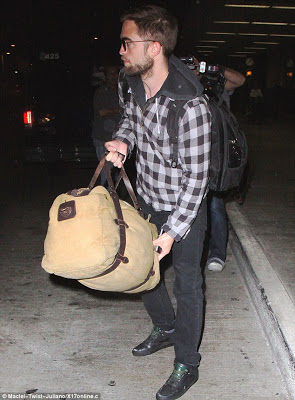 R. Pattinson: Σκυθρωπός μετά τις φωτογραφίες της Kristen με τον άνδρα που μοιάζει στον σκηνοθέτη που τον απάτησε! - Φωτογραφία 2