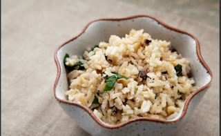 H συνταγή της ημέρας: Νηστίσιμο ρύζι με σταφίδες και κουκουνάρι - Φωτογραφία 1