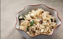 H συνταγή της ημέρας: Νηστίσιμο ρύζι με σταφίδες και κουκουνάρι
