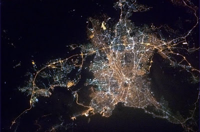 H συγκλονιστική εικόνα της Αθήνας από το διάστημα που κάνει το γύρο του διαδικτύου - Φωτογραφία 2