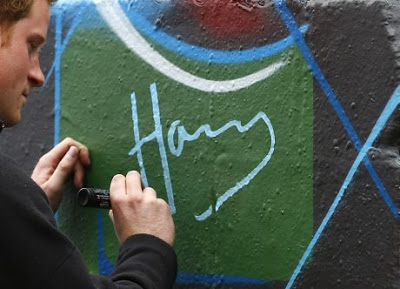 Πρίγκιπας Χάρι: Έβαλε την υπογραφή του σε... γκράφιτι - Φωτογραφία 2
