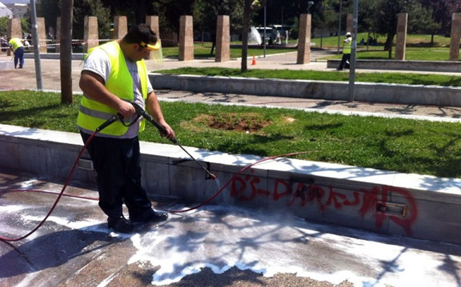 Καθαρίζουν τα γκράφιτι στη Θεσσαλονίκη - Φωτογραφία 10