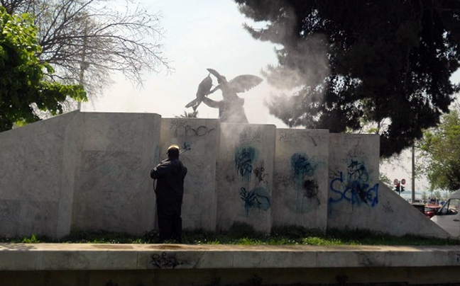 Καθαρίζουν τα γκράφιτι στη Θεσσαλονίκη - Φωτογραφία 3