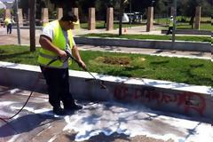 Καθαρίζουν τα γκράφιτι στη Θεσσαλονίκη