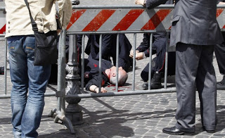 Σοκ στην Ιταλία - Παράφρονας πυροβόλησε αστυνομικούς την ώρα που ορκιζόταν η κυβέρνηση - Τραυματίστηκε ελαφρά μια γυναίκα - Φωτογραφία 1