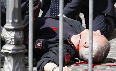 Σοκ στην Ιταλία - Παράφρονας πυροβόλησε αστυνομικούς την ώρα που ορκιζόταν η κυβέρνηση - Τραυματίστηκε ελαφρά μια γυναίκα - Φωτογραφία 2
