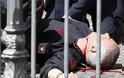 Σοκ στην Ιταλία - Παράφρονας πυροβόλησε αστυνομικούς την ώρα που ορκιζόταν η κυβέρνηση - Τραυματίστηκε ελαφρά μια γυναίκα - Φωτογραφία 2