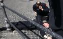Σοκ στην Ιταλία - Παράφρονας πυροβόλησε αστυνομικούς την ώρα που ορκιζόταν η κυβέρνηση - Τραυματίστηκε ελαφρά μια γυναίκα - Φωτογραφία 4