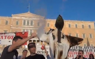 Στη βουλή έκαψαν τον Έλληνα εργαζόμενο! Δείτε βίντεο... - Φωτογραφία 1