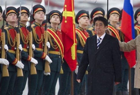 Στο επίκεντρο οι Κουρίλες Νήσοι. Πρώτη επίσκεψη ιάπωνα πρωθυπουργού στη Μόσχα εδώ και μία δεκαετία - Φωτογραφία 1