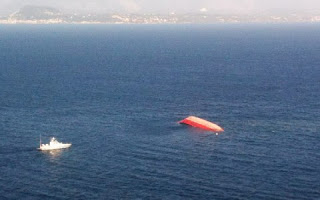 Δύο νεκροί, οκτώ αγνοούμενοι από ναυάγιο ανοιχτά της Μεθώνης - Φωτογραφία 1