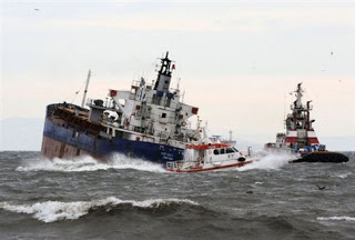 Λιγοστεύουν οι ελπίδες για τους 8 αγνοούμενους - Δύο νεκροί στη σύγκρουση πλοίων στη Μεθώνη - Φωτογραφία 1