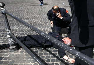 Ιταλία: Σε σοβαρή κατάσταση ο ένας αστυνομικός - Φωτογραφία 1