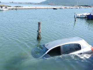 Αυτοκίνητο στη θάλασσα, σώος ο οδηγός - Φωτογραφία 1