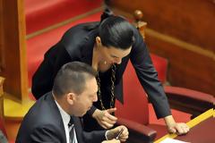 Όταν η Όλγα Kεφαλογιάννη έσκυψε πάνω από τον Στουρνάρα και ...ζαλίστηκε η Βουλή