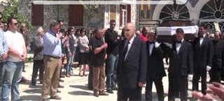 Πέταξαν το στεφάνι πρώην βουλευτή του ΠΑΣOΚ στην κηδεία Κόγια στο Βόλο - Φωτογραφία 1