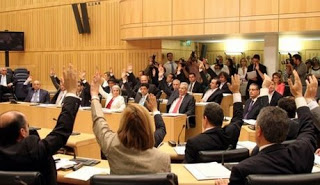 Κύπρος: Εγκρίθηκε οριακά το μνημόνιο και η δανειακή σύμβαση - Φωτογραφία 1