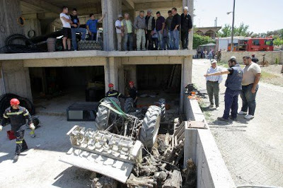 Προσευχές και δάκρυα στη σκιά της τραγωδίας στο Βενεράτο - Φωτογραφία 2