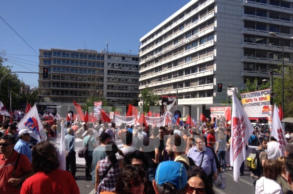 Κλειστοί οι δρόμοι γύρω από το Σύνταγμα - Μικρή η προσέλευση στο ΠΑΜΕ - Φωτογραφία 4