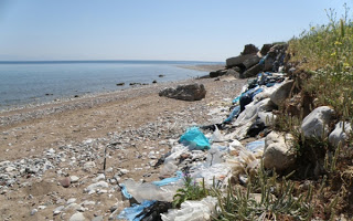 Περιβαλλοντικό σκάνδαλο στο Αίγιο: Αποκαλύφθηκε θαμμένη χωματερή δίπλα στη θάλασσα - Φωτογραφία 1