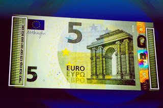 Πρεμιέρα για το νέο χαρτονόμισμα των 5 ευρώ από σήμερα - Φωτογραφία 1