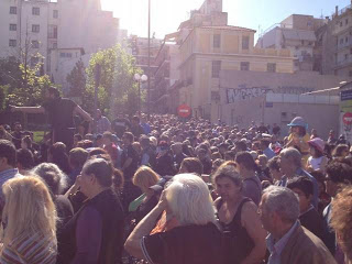 Χιλιάδες Έλληνες ήδη στην οδό Δηλιγιάννη: Ξεκίνησε η διανομή τροφίμων - Φωτογραφία 1