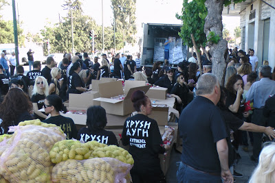Χιλιάδες Έλληνες ήδη στην οδό Δηλιγιάννη: Ξεκίνησε η διανομή τροφίμων - Φωτογραφία 2