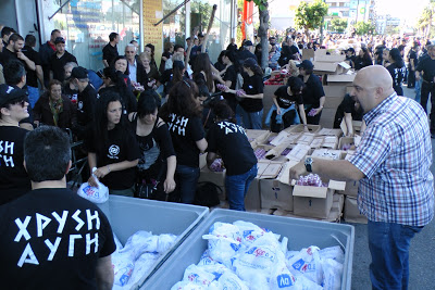 Χιλιάδες Έλληνες ήδη στην οδό Δηλιγιάννη: Ξεκίνησε η διανομή τροφίμων - Φωτογραφία 4