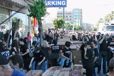 Χιλιάδες Έλληνες ήδη στην οδό Δηλιγιάννη: Ξεκίνησε η διανομή τροφίμων - Φωτογραφία 5