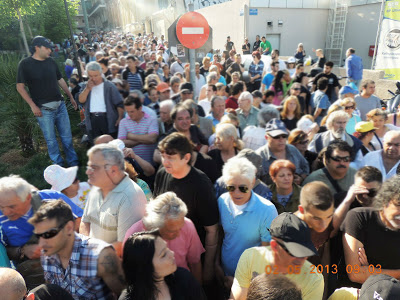 Χιλιάδες Έλληνες ήδη στην οδό Δηλιγιάννη: Ξεκίνησε η διανομή τροφίμων - Φωτογραφία 6