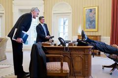 Mισέλ σε Μπαράκ Oμπάμα: Έλεος πια, κατέβασε τα πόδια σου από το τραπέζι [εικόνες]
