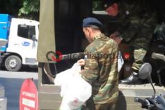 Προσφορά τροφίμων από το 11ο Σύνταγμα Πεζικού