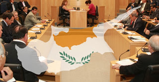 Κύπρος: Στα κόμματα η μελέτη του ΑΚΕΛ για λύση εκτός τρόικας - Φωτογραφία 1
