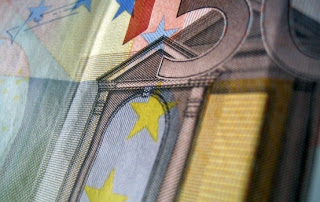 Ποιοι κερδίζουν έως 40 ευρώ τον μηνα από τη μείωση επιτοκίων - Φωτογραφία 1